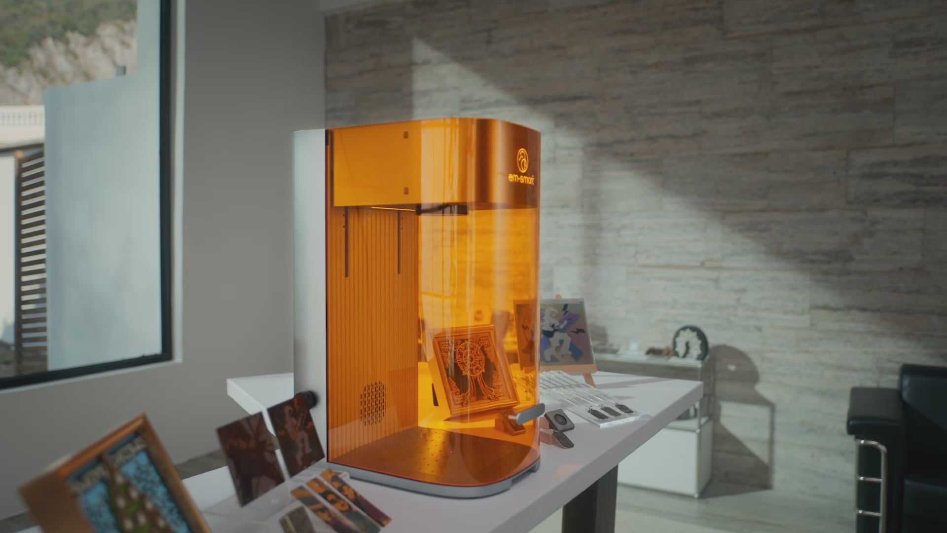 Charger la vidéo : Graveur laser de bureau EM-Smart Dual SE 20W fibre + 20W diode